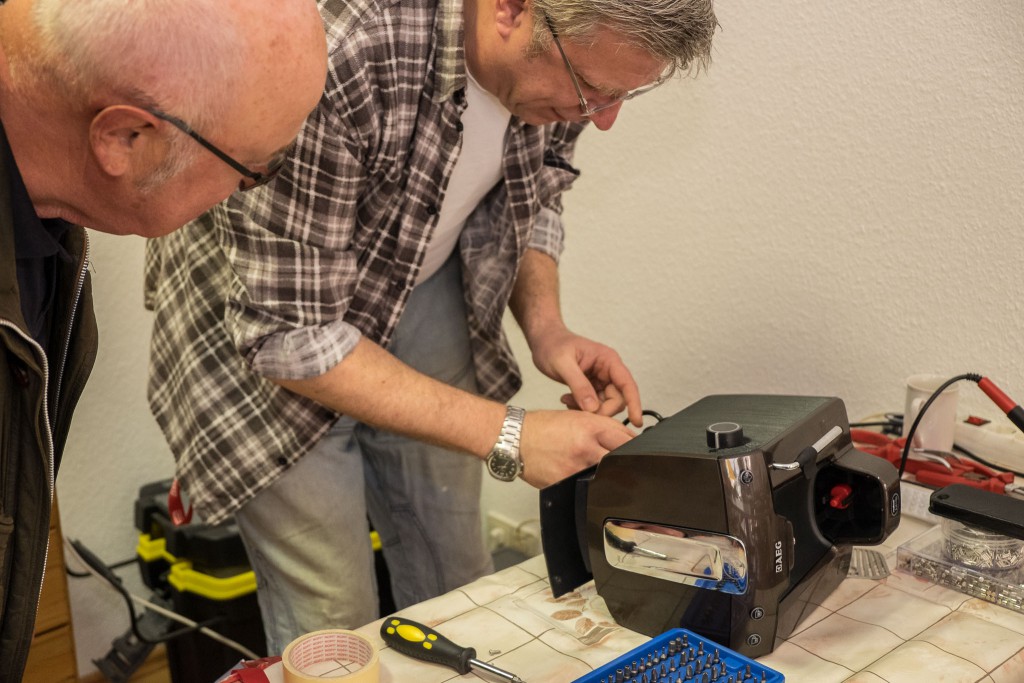 unser neuestes Team-Mitglied Gilbert  beim Reparieren einer Kaffeemaschine