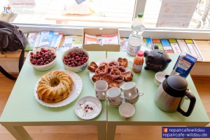 frischer Kirschkuchen und Kaffee erwartet die Besucher im Café